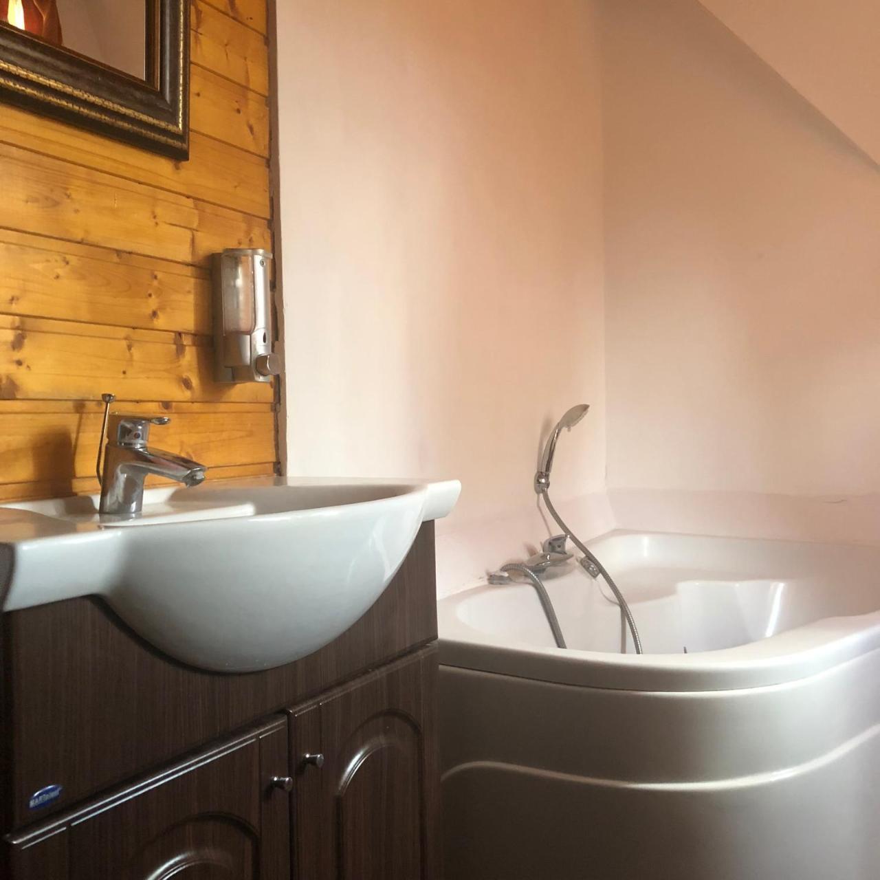 Вілла Hot Tub Chalet Retreat Брашов Екстер'єр фото