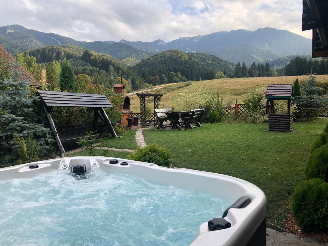 Вілла Hot Tub Chalet Retreat Брашов Екстер'єр фото